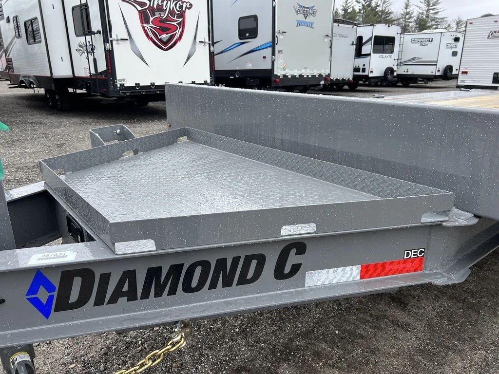 Remolque de equipos Diamond C 2024 de 8,5 × 20 pies, 20K, tipo Deckover, con plataforma exterior Blackwood - Imagen 2