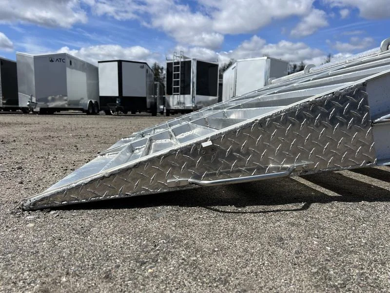 Remolque de equipos Alum-Line 2024 de aluminio de 8,5 × 24 pies, 13K, cuello de ganso, con rampas abatibles - Imagen 9