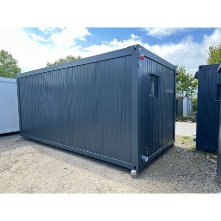 Contenedor habitable de 6,00 x 3,00 m con cocina americana, WC y ducha.